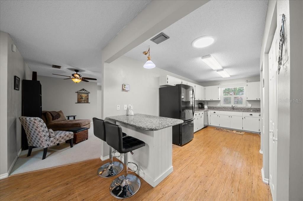 На продажу: $149,999 (2 спален, 2 ванн, 1369 Квадратных фут)