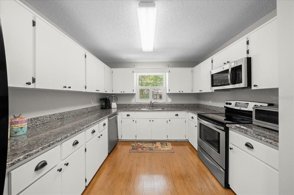 На продажу: $149,999 (2 спален, 2 ванн, 1369 Квадратных фут)