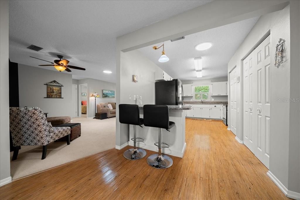 На продажу: $149,999 (2 спален, 2 ванн, 1369 Квадратных фут)