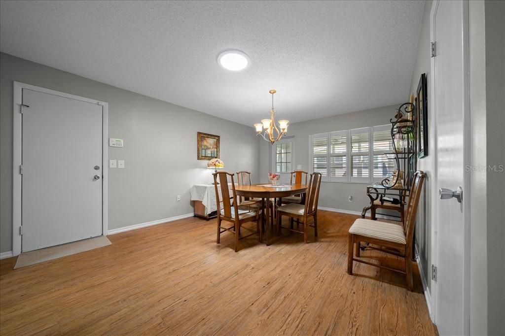 На продажу: $149,999 (2 спален, 2 ванн, 1369 Квадратных фут)