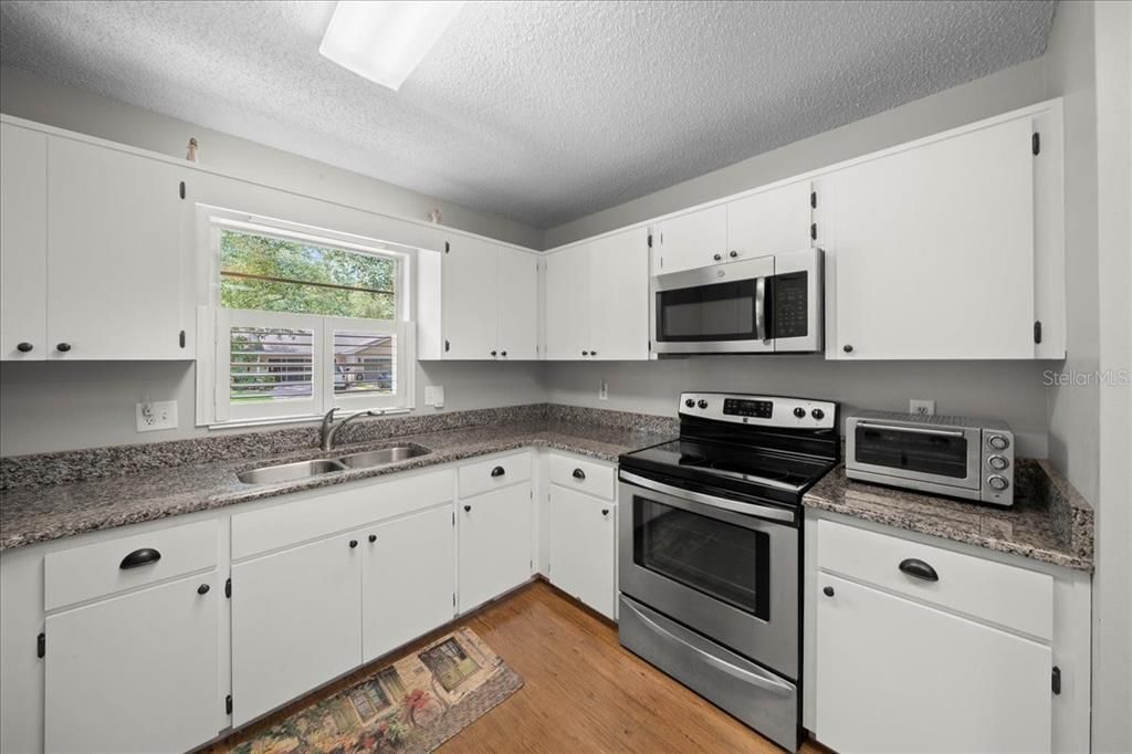 На продажу: $149,999 (2 спален, 2 ванн, 1369 Квадратных фут)