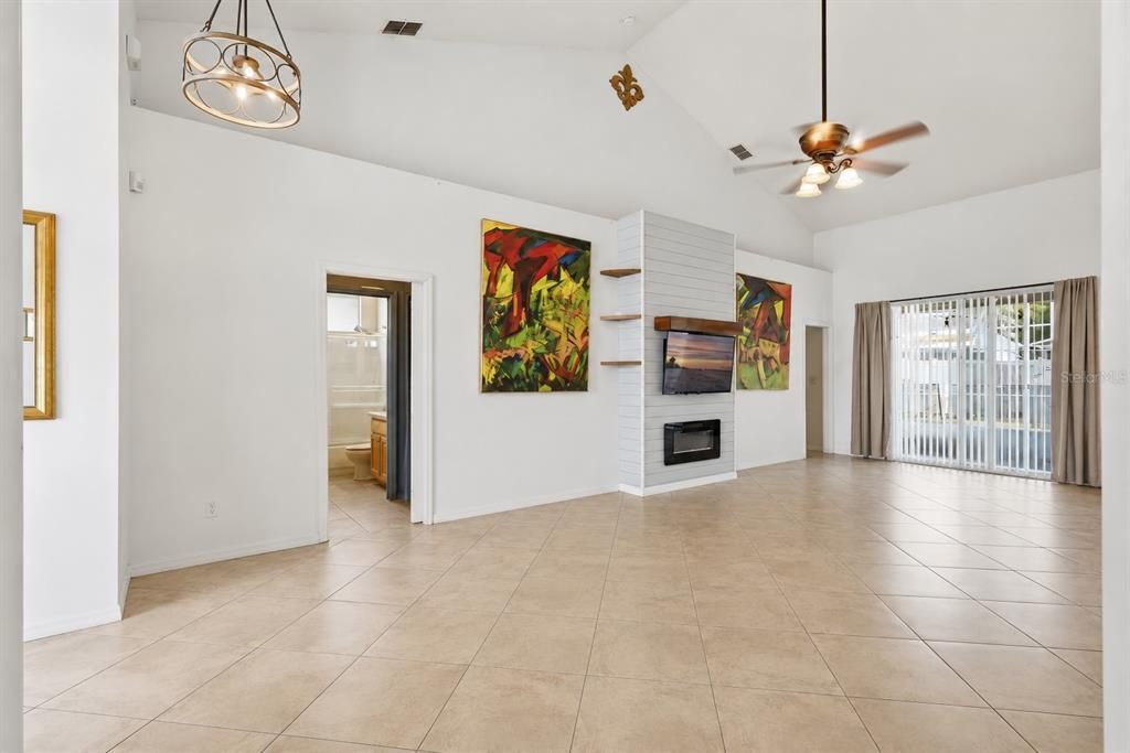 En Venta: $350,000 (4 camas, 3 baños, 1860 Pies cuadrados)