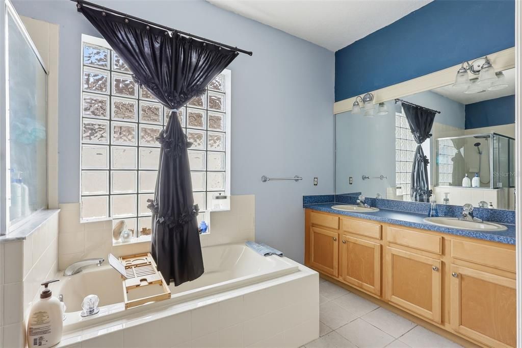 En Venta: $350,000 (4 camas, 3 baños, 1860 Pies cuadrados)
