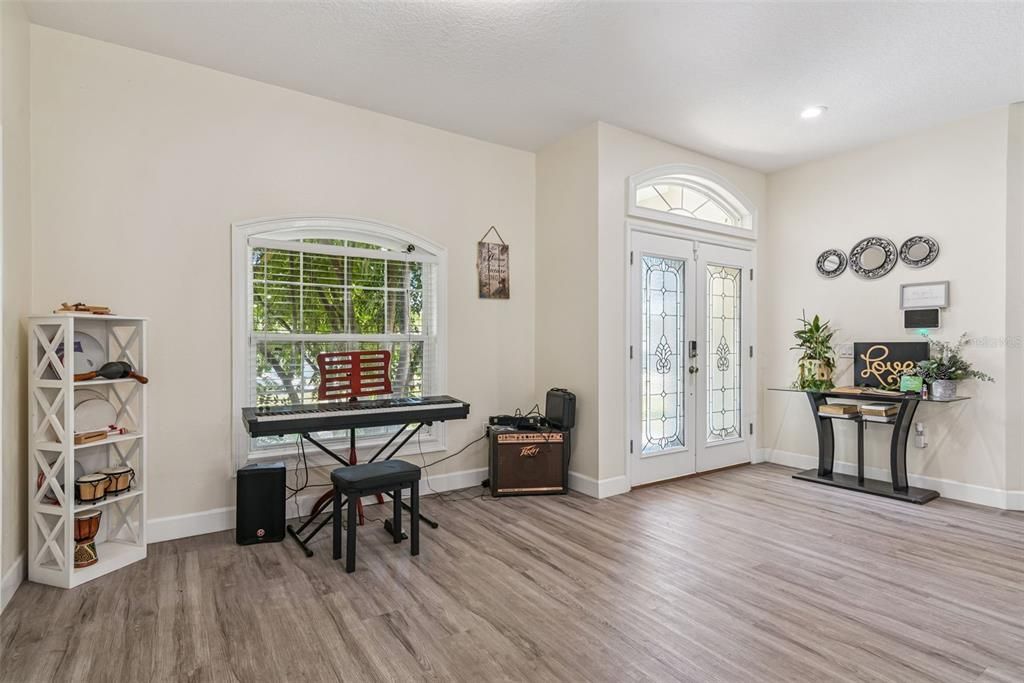 For Sale: $425,000 (5 beds, 3 baths, 2547 Square Feet)