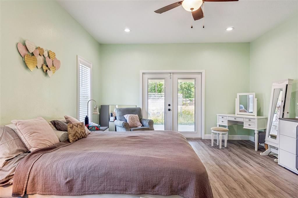 For Sale: $425,000 (5 beds, 3 baths, 2547 Square Feet)