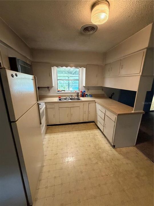 For Sale: $220,000 (3 beds, 2 baths, 1512 Square Feet)