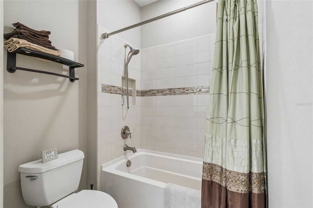 На продажу: $599,999 (3 спален, 2 ванн, 1931 Квадратных фут)