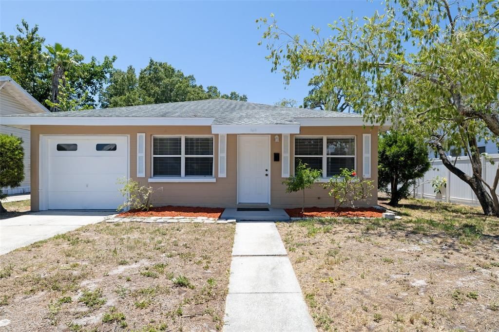 For Sale: $339,900 (2 beds, 1 baths, 1218 Square Feet)