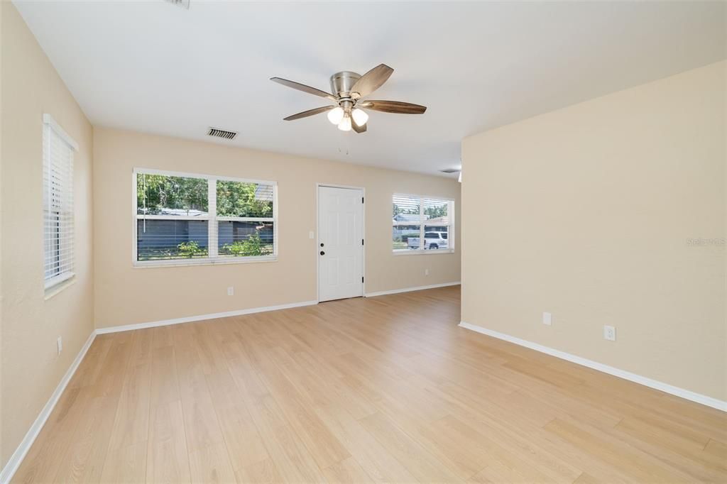 For Sale: $339,900 (2 beds, 1 baths, 1218 Square Feet)