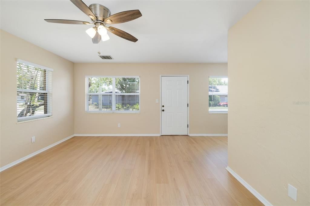 For Sale: $339,900 (2 beds, 1 baths, 1218 Square Feet)