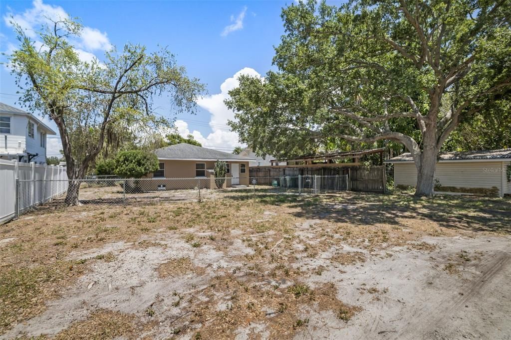 For Sale: $339,900 (2 beds, 1 baths, 1218 Square Feet)
