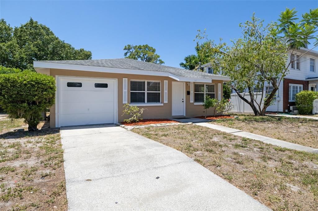 For Sale: $339,900 (2 beds, 1 baths, 1218 Square Feet)