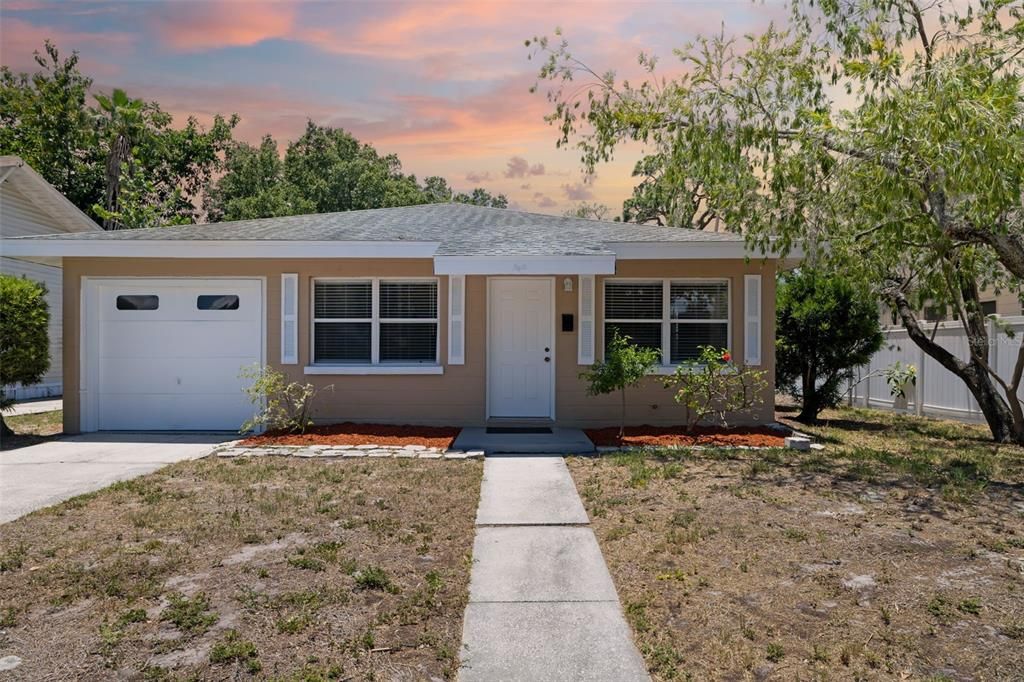 For Sale: $339,900 (2 beds, 1 baths, 1218 Square Feet)