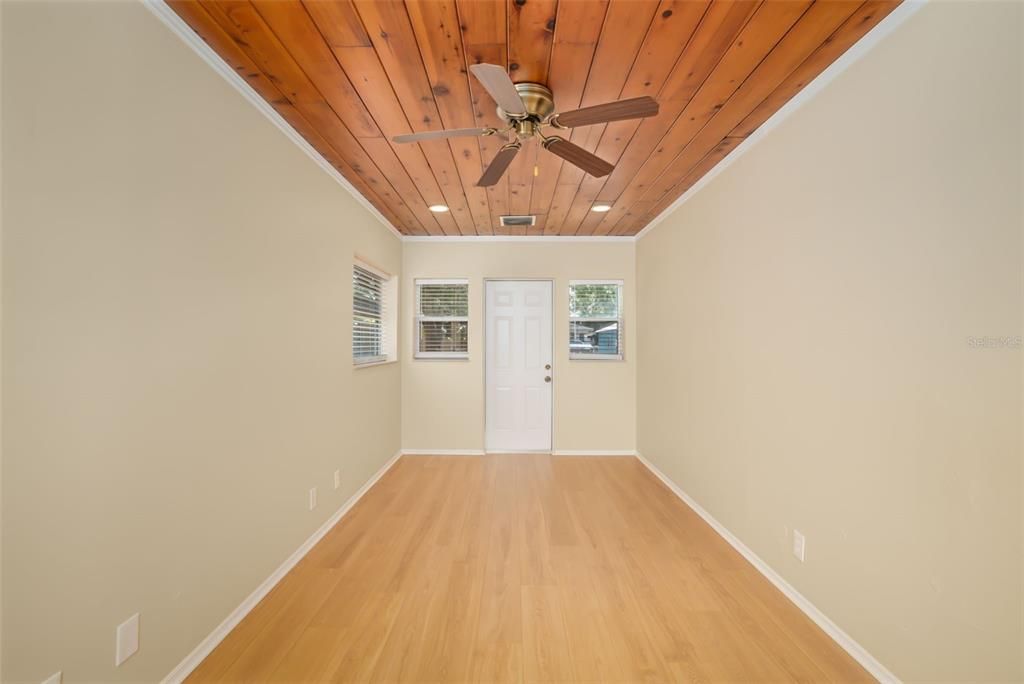 For Sale: $339,900 (2 beds, 1 baths, 1218 Square Feet)