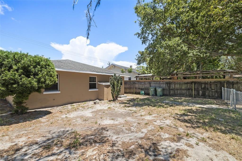For Sale: $339,900 (2 beds, 1 baths, 1218 Square Feet)