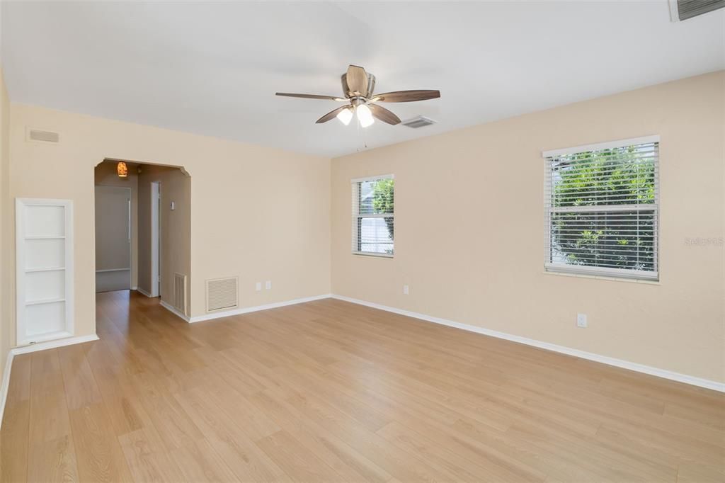 For Sale: $339,900 (2 beds, 1 baths, 1218 Square Feet)
