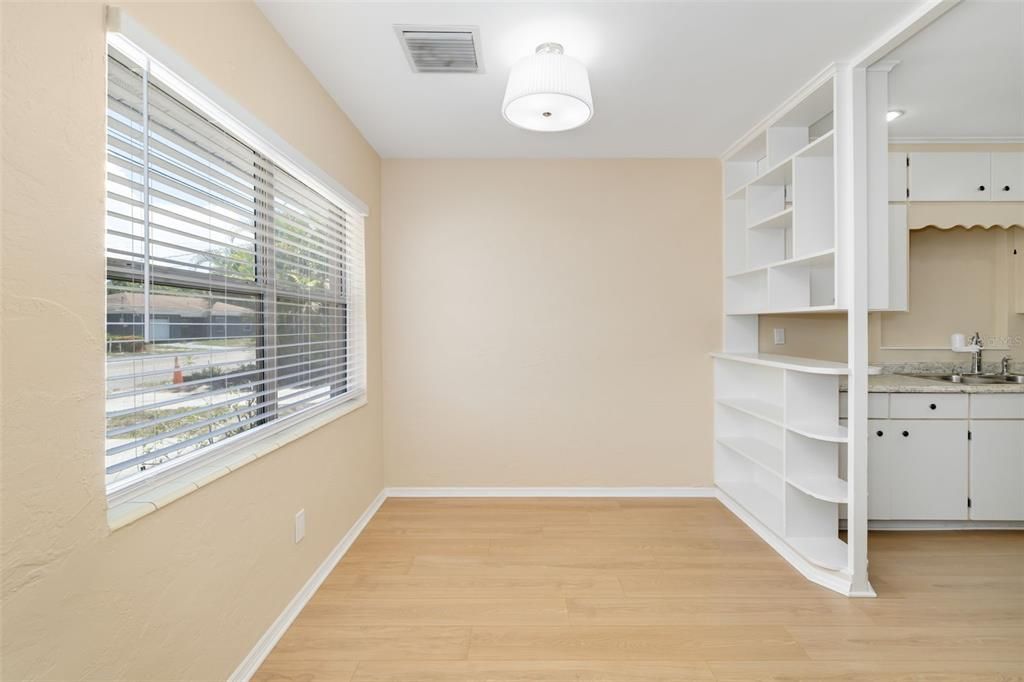For Sale: $339,900 (2 beds, 1 baths, 1218 Square Feet)