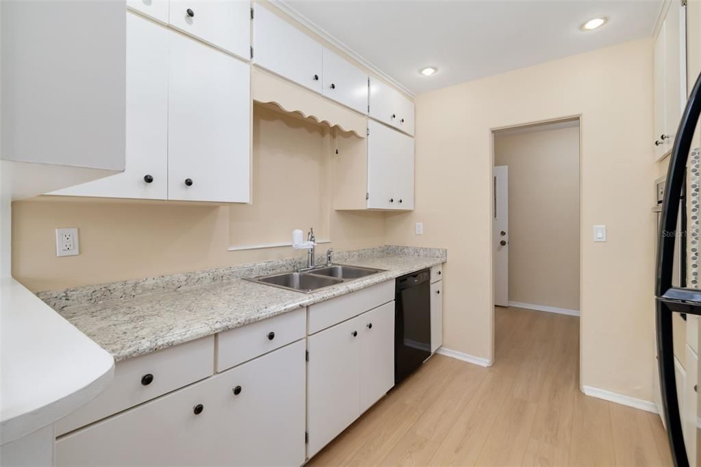 For Sale: $339,900 (2 beds, 1 baths, 1218 Square Feet)
