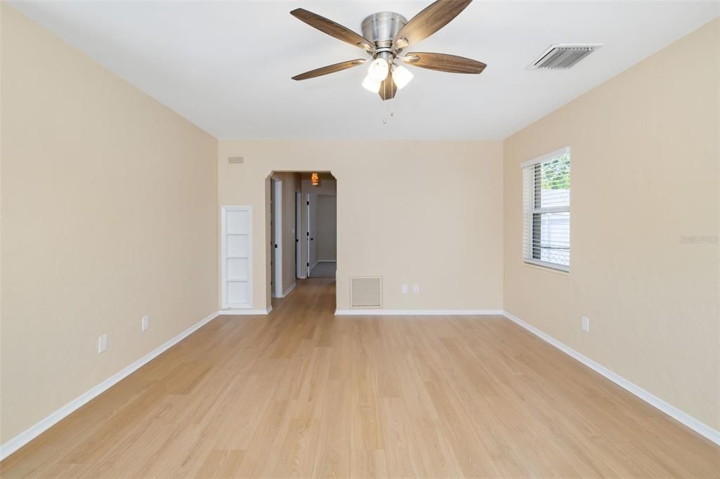 For Sale: $339,900 (2 beds, 1 baths, 1218 Square Feet)