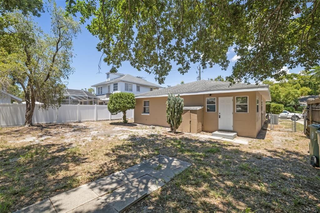 For Sale: $339,900 (2 beds, 1 baths, 1218 Square Feet)