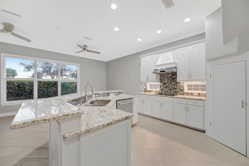 For Sale: $675,000 (5 beds, 3 baths, 2816 Square Feet)