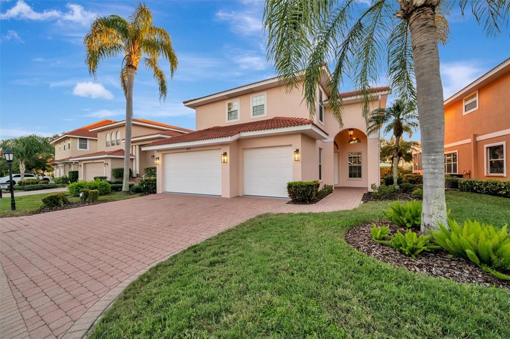 For Sale: $675,000 (5 beds, 3 baths, 2816 Square Feet)