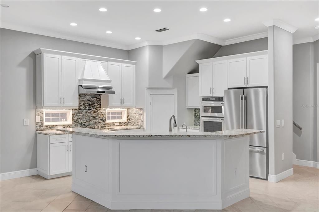 For Sale: $675,000 (5 beds, 3 baths, 2816 Square Feet)