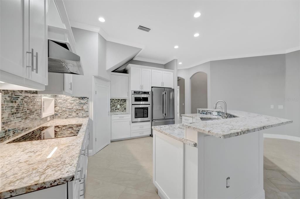 For Sale: $675,000 (5 beds, 3 baths, 2816 Square Feet)