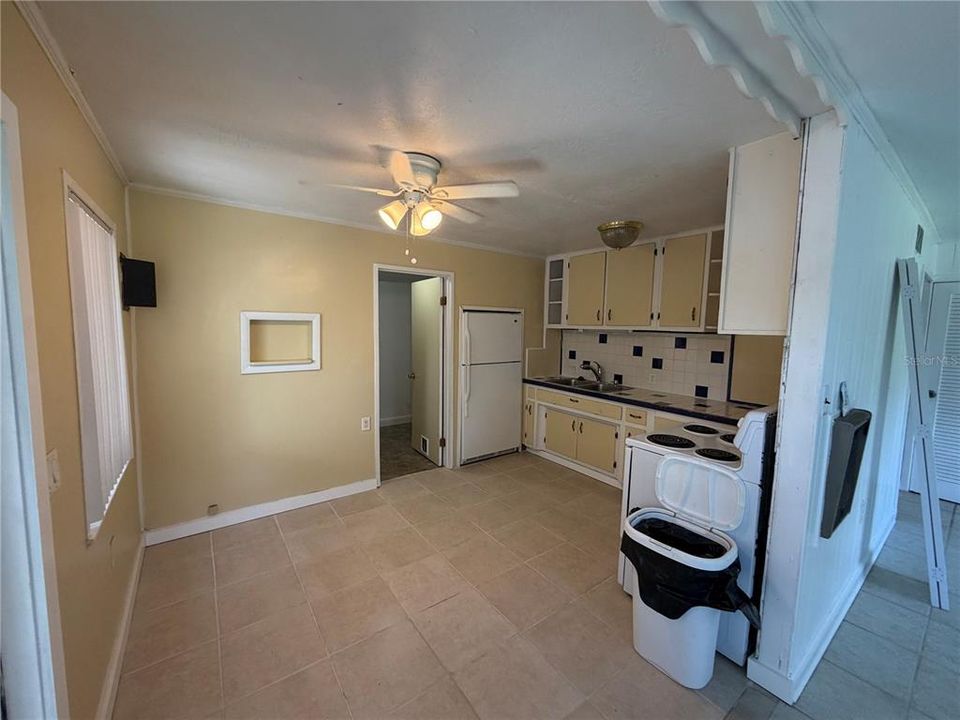 For Sale: $199,900 (2 beds, 1 baths, 704 Square Feet)