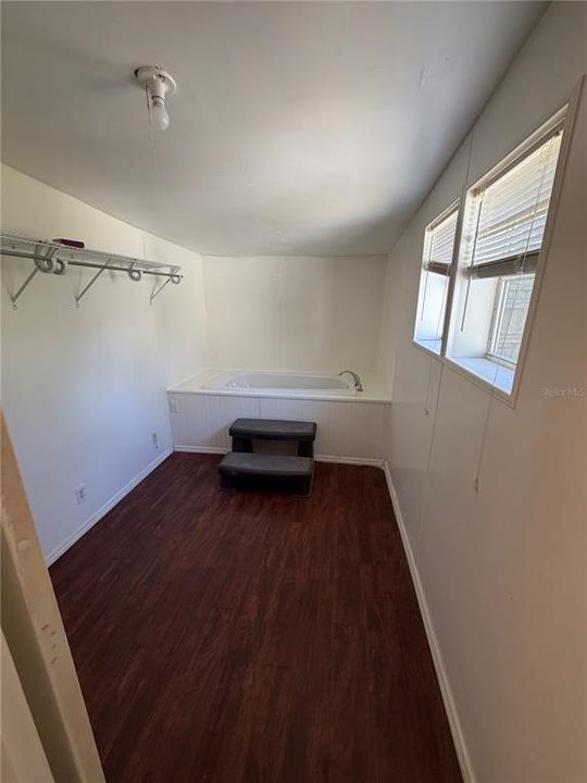 For Sale: $199,900 (2 beds, 1 baths, 704 Square Feet)