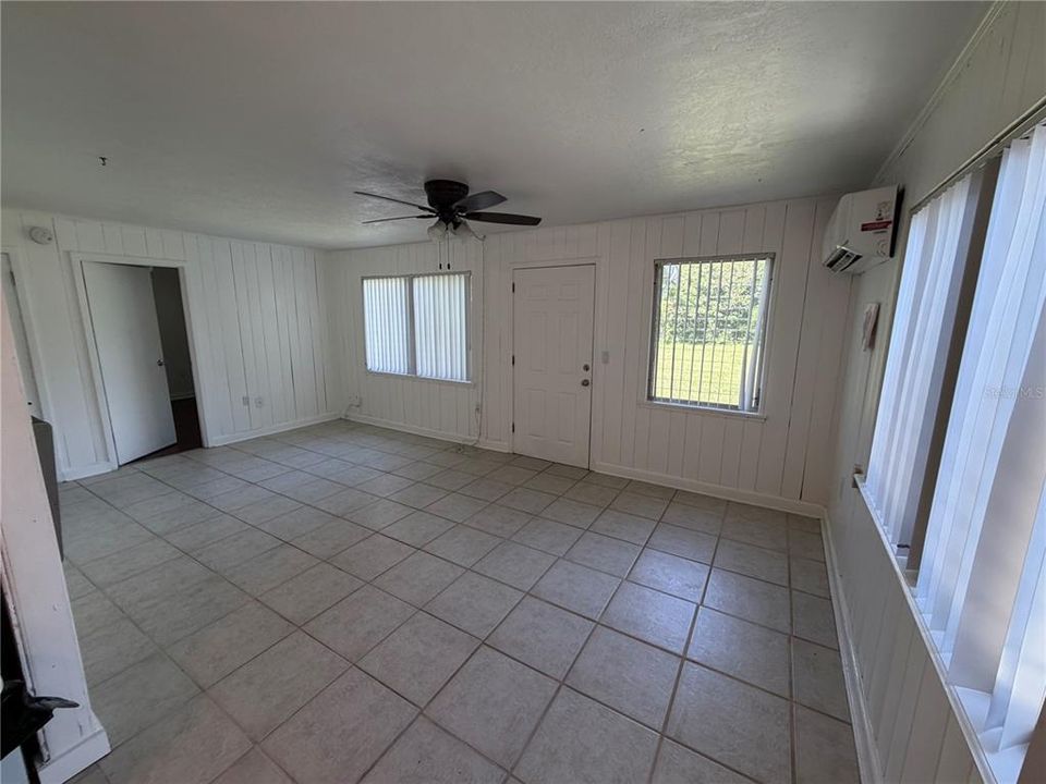 For Sale: $199,900 (2 beds, 1 baths, 704 Square Feet)