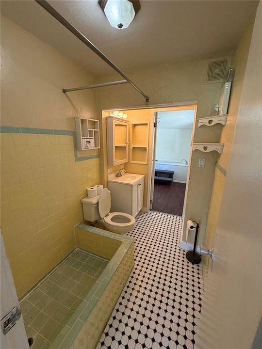 For Sale: $199,900 (2 beds, 1 baths, 704 Square Feet)