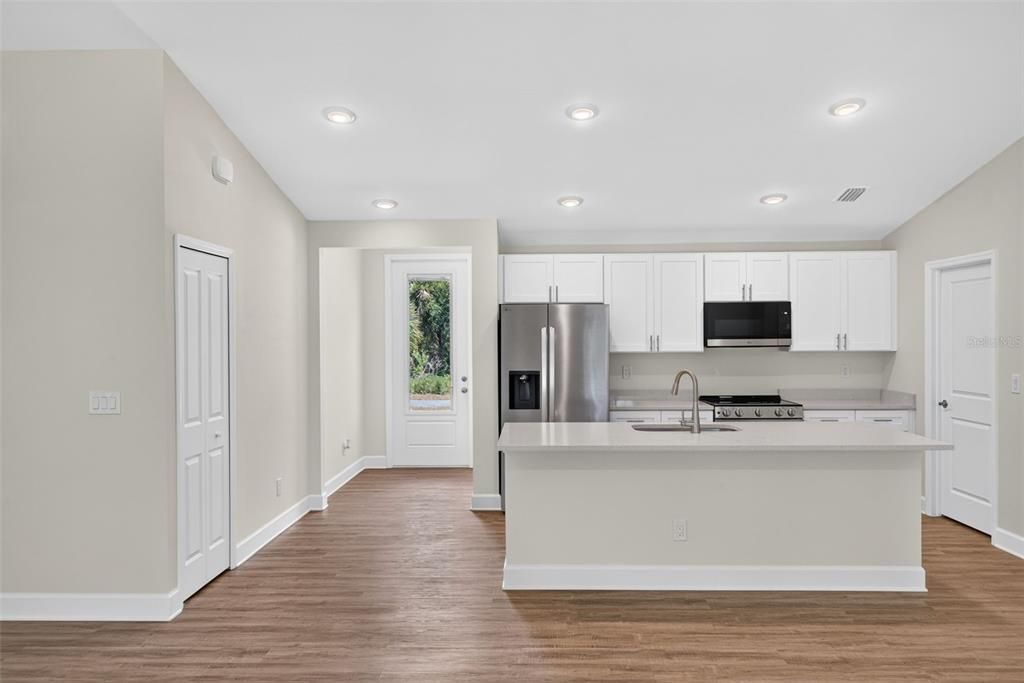 For Sale: $334,900 (3 beds, 3 baths, 1818 Square Feet)