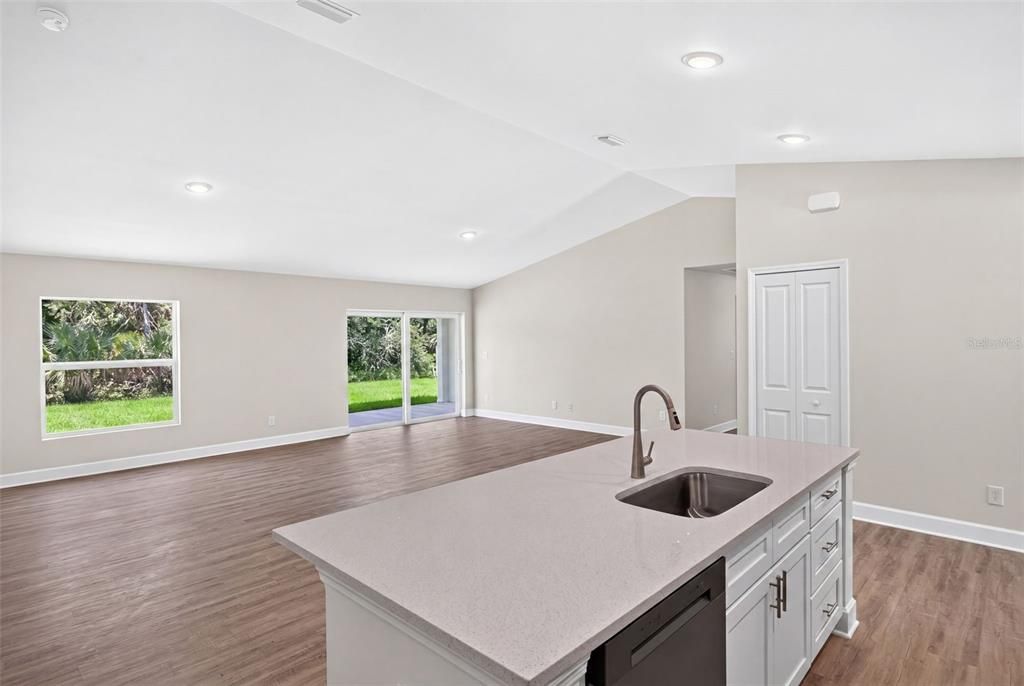 For Sale: $334,900 (3 beds, 3 baths, 1818 Square Feet)