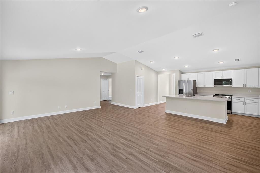 For Sale: $334,900 (3 beds, 3 baths, 1818 Square Feet)
