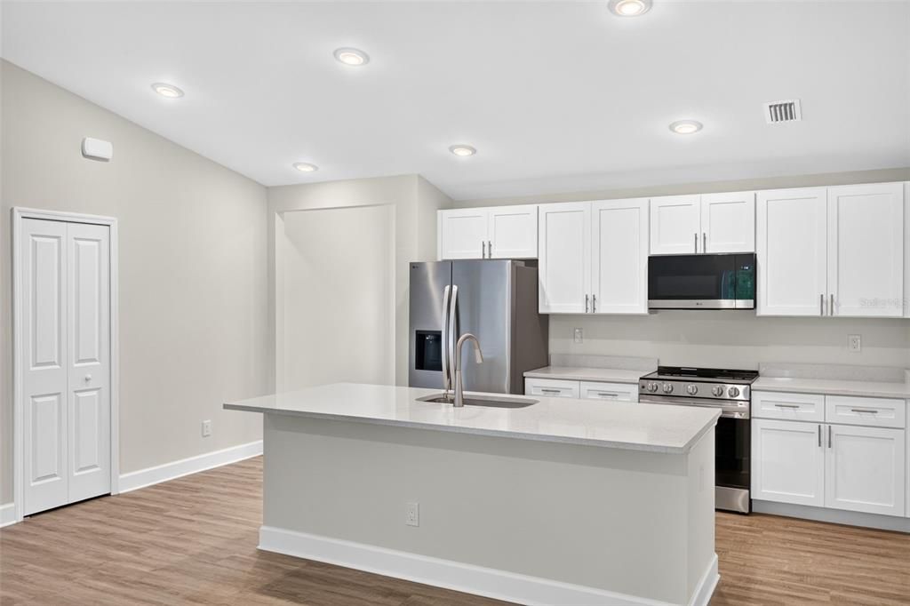 For Sale: $334,900 (3 beds, 3 baths, 1818 Square Feet)