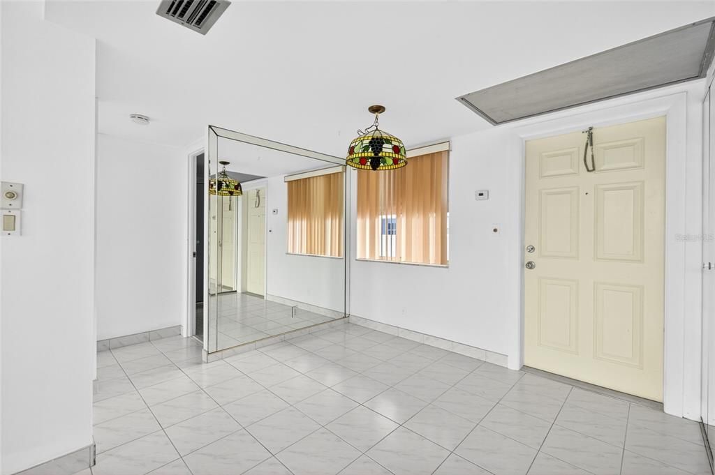 На продажу: $175,000 (2 спален, 2 ванн, 803 Квадратных фут)