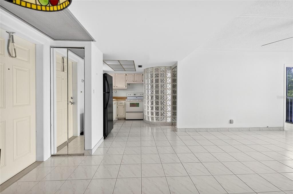 На продажу: $175,000 (2 спален, 2 ванн, 803 Квадратных фут)
