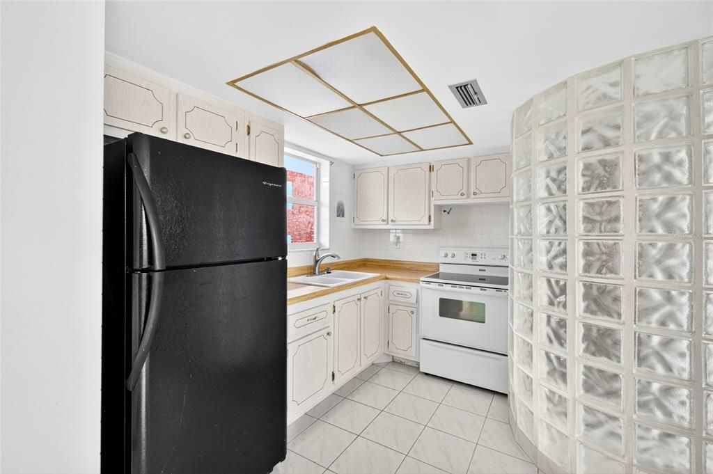На продажу: $175,000 (2 спален, 2 ванн, 803 Квадратных фут)