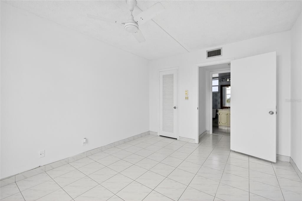 На продажу: $175,000 (2 спален, 2 ванн, 803 Квадратных фут)