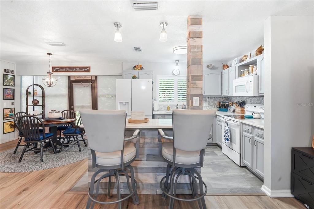 For Sale: $210,000 (2 beds, 2 baths, 1049 Square Feet)