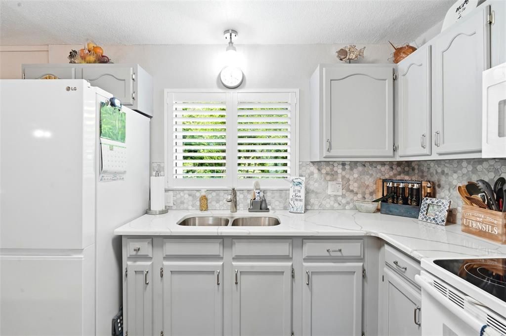 For Sale: $210,000 (2 beds, 2 baths, 1049 Square Feet)