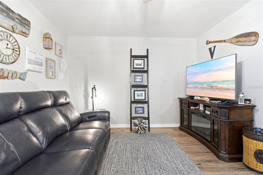 For Sale: $210,000 (2 beds, 2 baths, 1049 Square Feet)