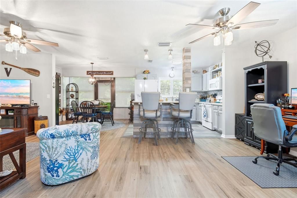 For Sale: $210,000 (2 beds, 2 baths, 1049 Square Feet)