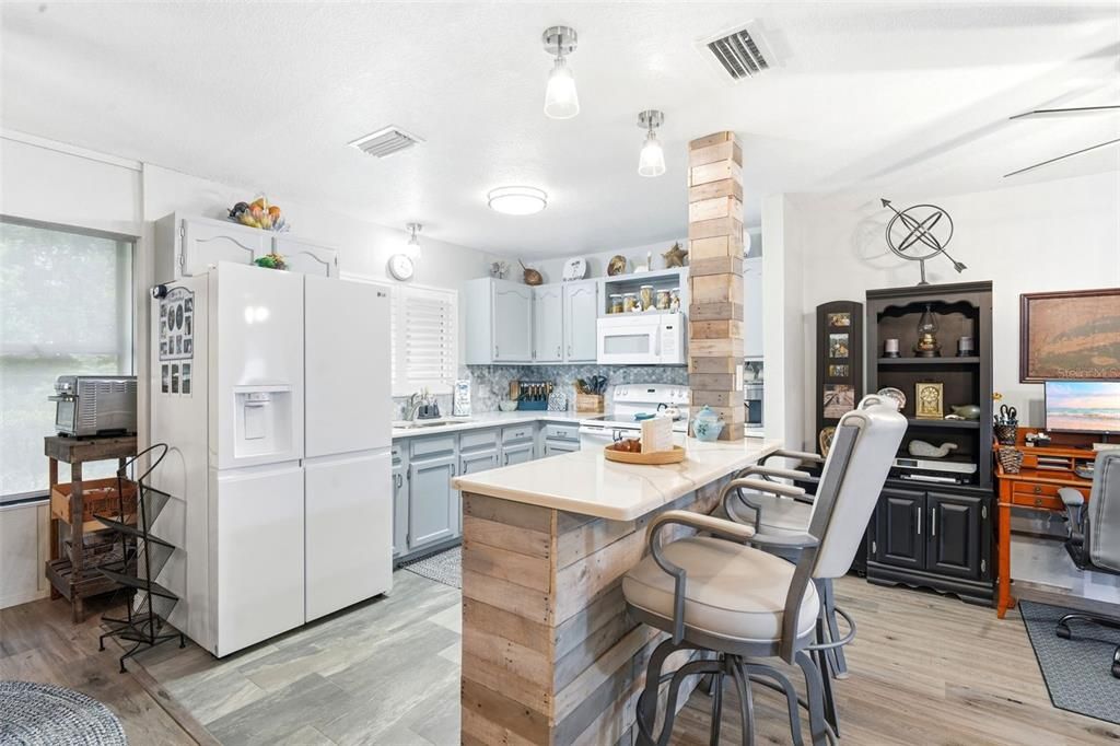 For Sale: $210,000 (2 beds, 2 baths, 1049 Square Feet)