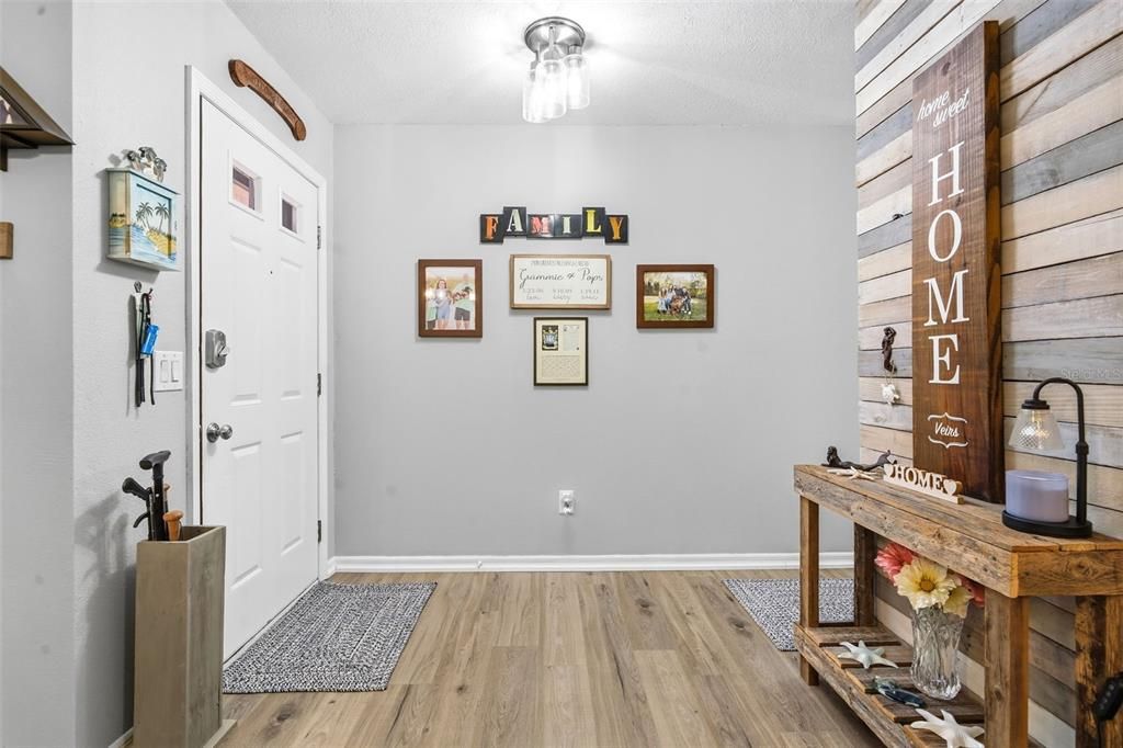 For Sale: $210,000 (2 beds, 2 baths, 1049 Square Feet)