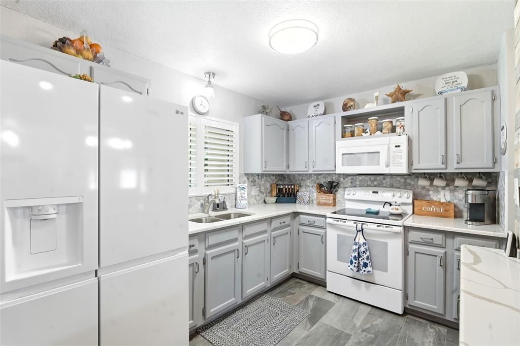 For Sale: $210,000 (2 beds, 2 baths, 1049 Square Feet)