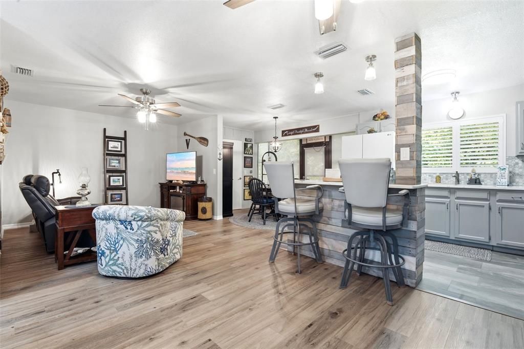For Sale: $210,000 (2 beds, 2 baths, 1049 Square Feet)