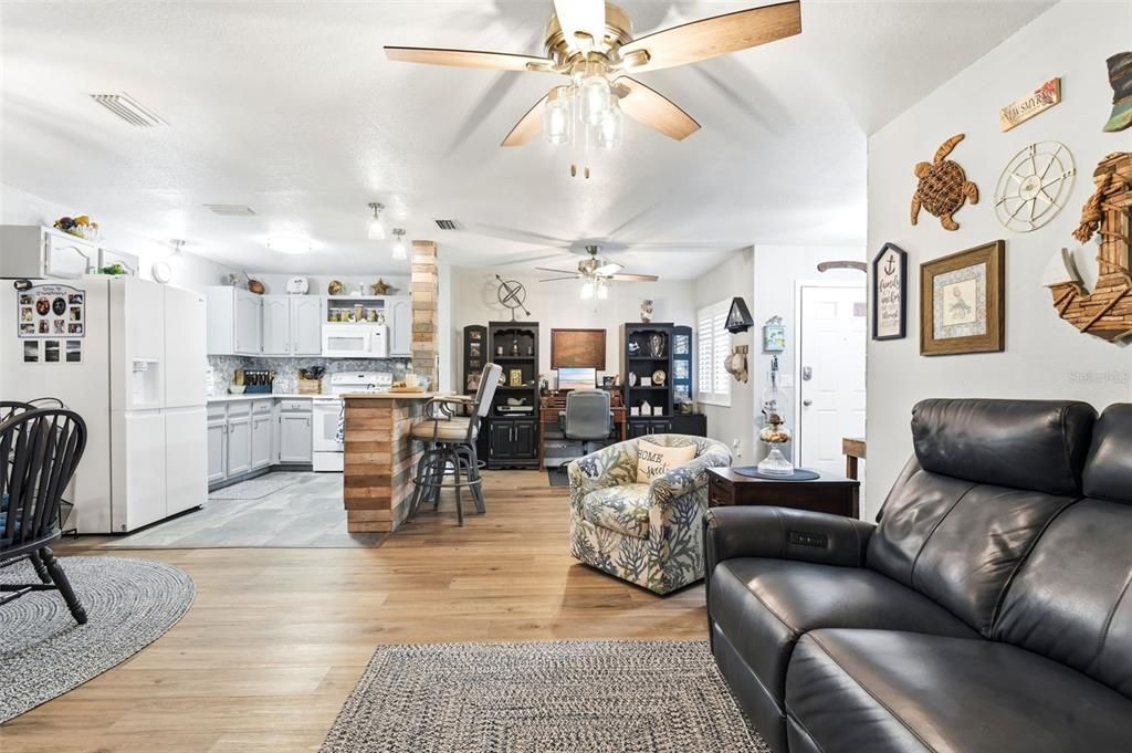 For Sale: $210,000 (2 beds, 2 baths, 1049 Square Feet)
