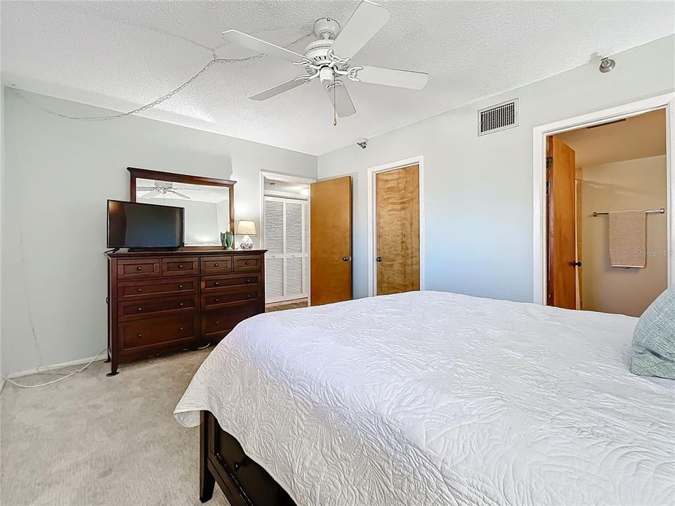 For Sale: $270,000 (1 beds, 1 baths, 920 Square Feet)